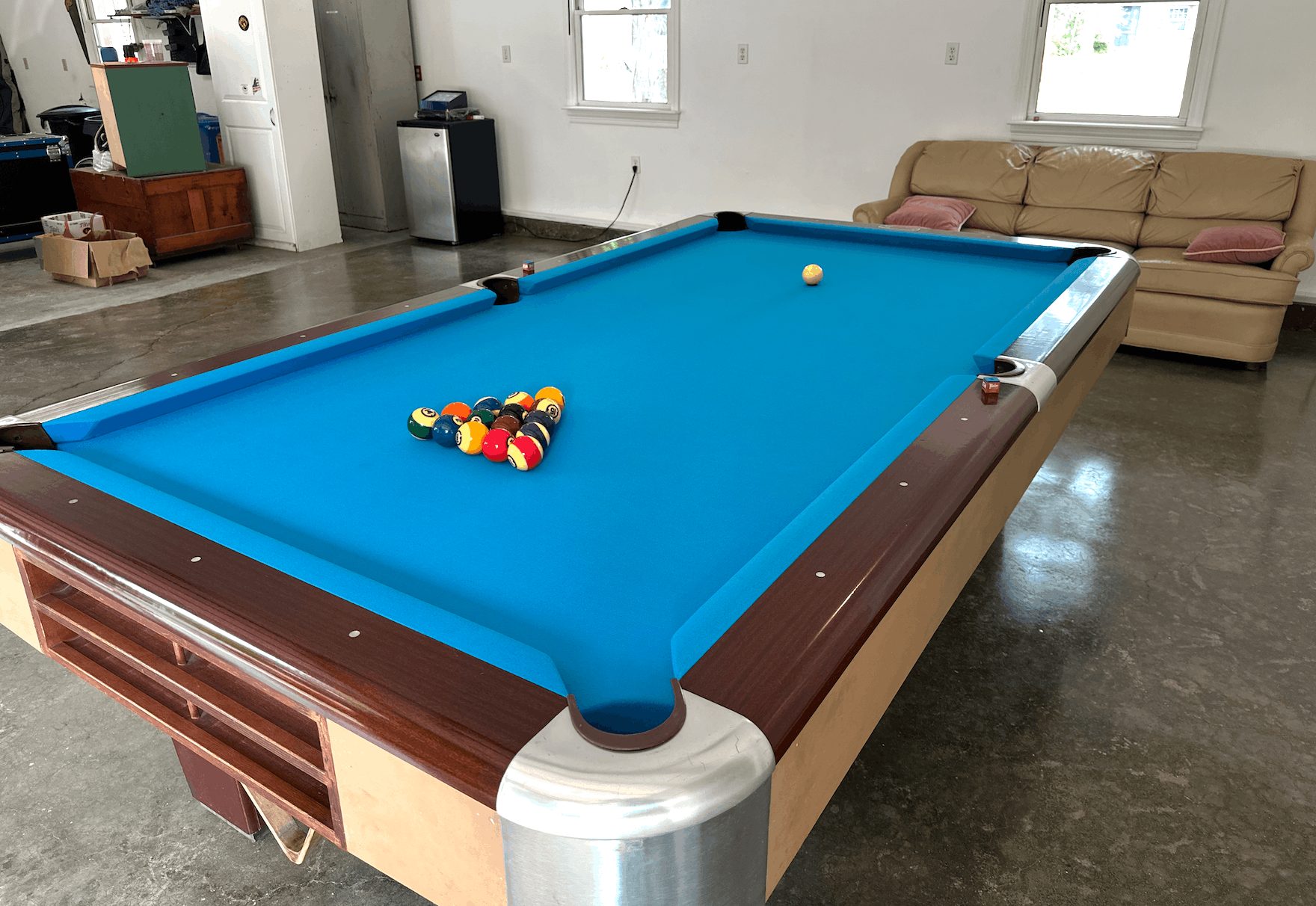Table with blue cloth and a fresh rack in a home game room